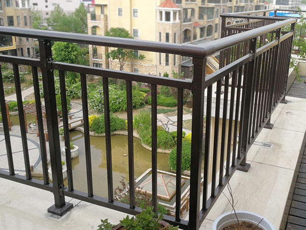 樓頂陽臺護(hù)欄 樓頂陽臺護(hù)欄