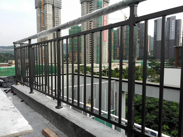 最適合做陽臺護欄的三大材質！