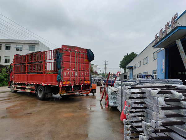 2020年7月15日上午鋁合金百葉窗產(chǎn)品裝車發(fā)貨! 2020年7月15日上午鋁合金百葉窗產(chǎn)品裝車發(fā)貨!