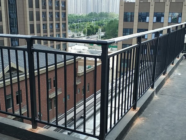 選購陽臺(tái)護(hù)欄有哪些注意事項(xiàng)? 選購陽臺(tái)護(hù)欄有哪些注意事項(xiàng)?