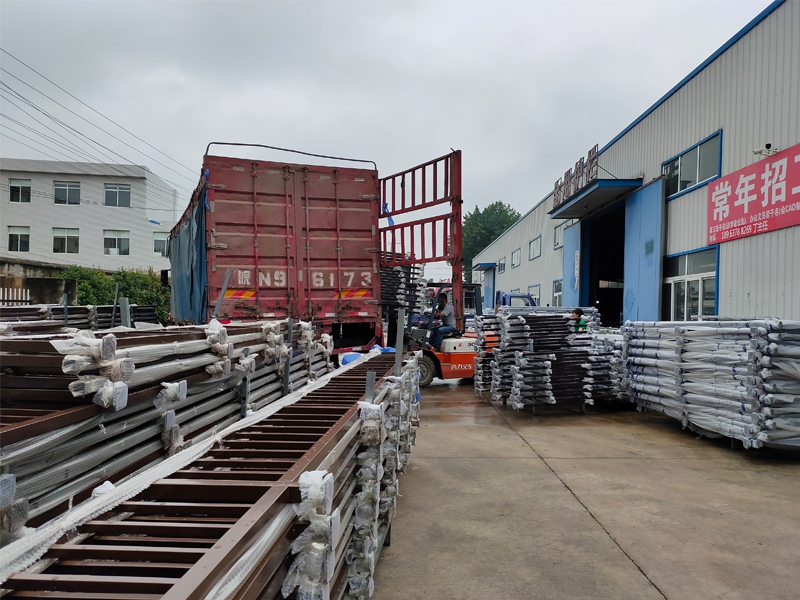 金用護欄2020年7月17日下午鋅鋼玻璃護欄產品裝車發貨！