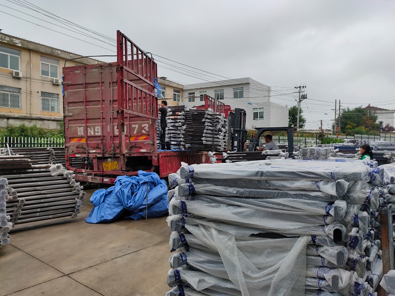 金用護欄2020年7月17日下午鋅鋼玻璃護欄產品裝車發貨！