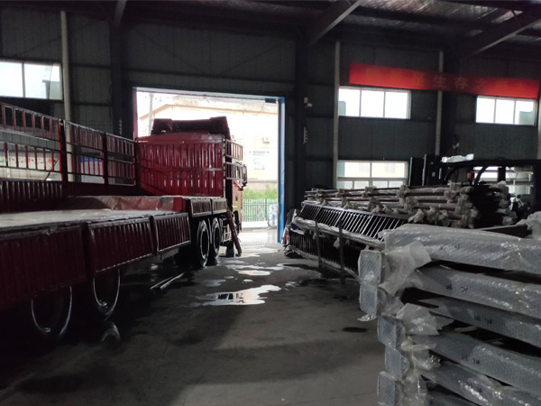 金用護(hù)欄2020年7月18日鋅鋼陽(yáng)臺(tái)護(hù)欄產(chǎn)品裝車發(fā)貨! 金用護(hù)欄2020年7月18日鋅鋼陽(yáng)臺(tái)護(hù)欄產(chǎn)品裝車發(fā)貨!