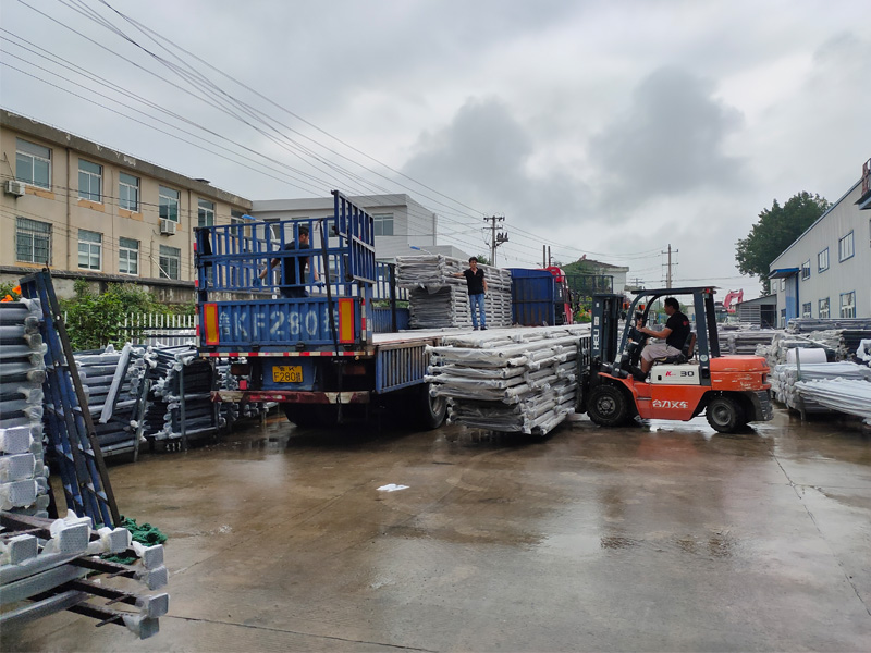 金用護欄2020年7月28日鋅鋼陽臺玻璃護欄裝車發貨！