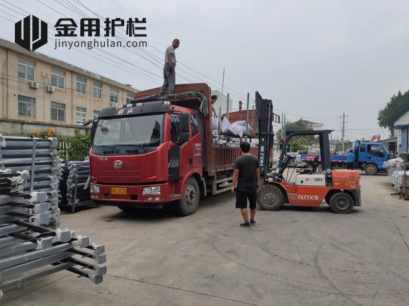 金用護欄2020年7月30日鋅鋼窗戶護欄裝車發貨! 金用護欄2020年7月30日鋅鋼窗戶護欄裝車發貨!