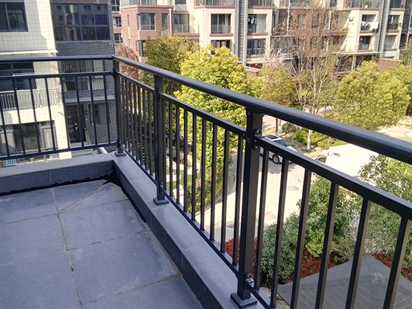 陽臺護(hù)欄應(yīng)用 陽臺護(hù)欄應(yīng)用