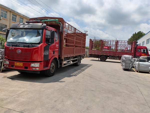 金用護(hù)欄2020年8月4日鋁合金百葉窗裝車發(fā)貨! 金用護(hù)欄2020年8月4日鋁合金百葉窗裝車發(fā)貨!