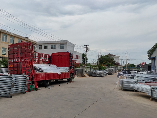 金用護欄2020年8月7日陽臺玻璃護欄裝車發(fā)貨！