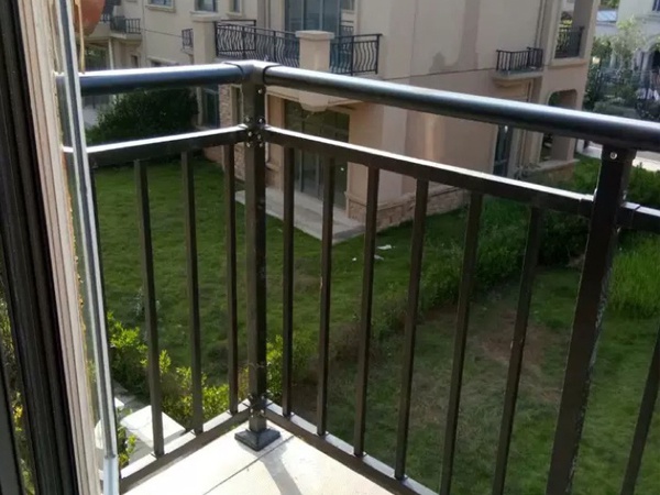 陽臺護(hù)欄安裝指南