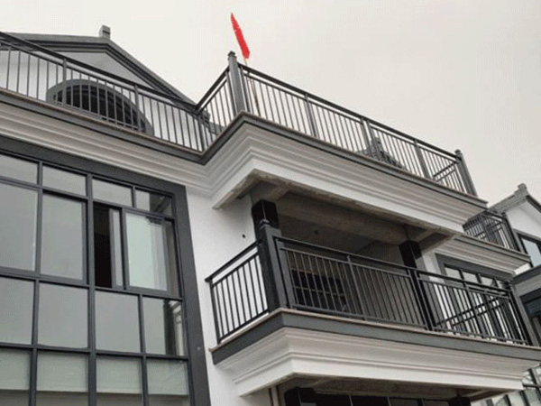 陽臺護(hù)欄用哪種材質(zhì)性價比高？