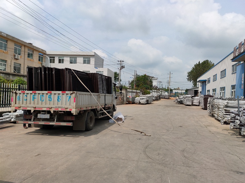 金用護欄2020年9月16日鋅鋼百葉窗發(fā)貨! 金用護欄2020年9月16日鋅鋼百葉窗發(fā)貨!