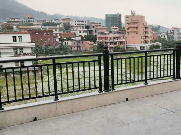 為什么建議大家選鋅鋼陽(yáng)臺(tái)護(hù)欄而不選鐵藝或不銹鋼，原因在這里！