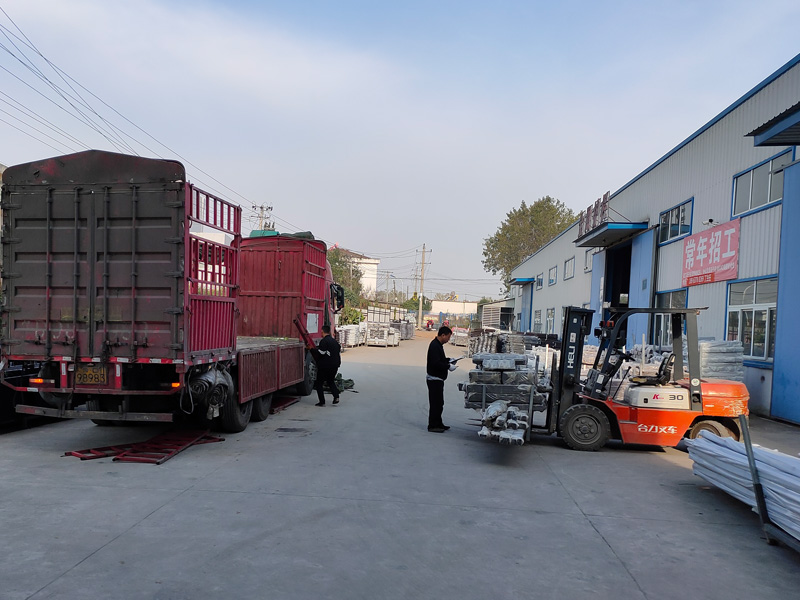 金用護(hù)欄2020年10月21日鋅鋼陽臺(tái)護(hù)欄裝車發(fā)貨！