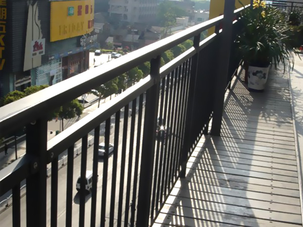 鋅鋼護(hù)欄好還是不銹鋼護(hù)欄好？