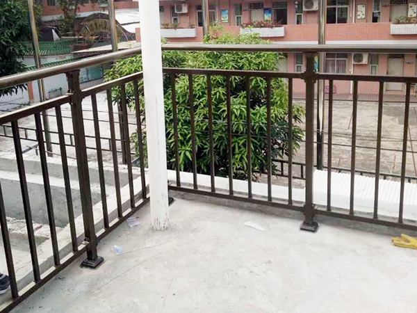 陽(yáng)臺(tái)護(hù)欄用什么材料好？