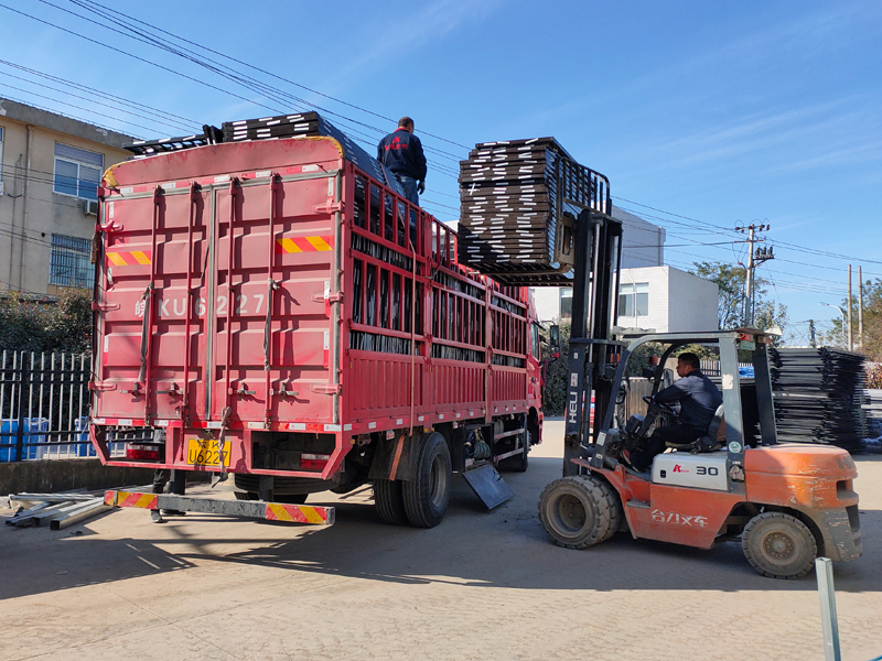 金用護欄2021年12月11日鋅鋼百葉窗裝車發(fā)貨！