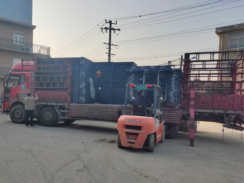 金用護欄2021年12月14日鋅鋼百葉窗裝車發貨！