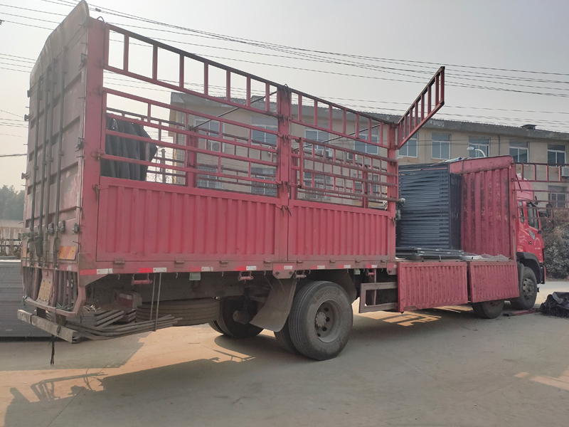 金用護(hù)欄2021年12月18日鋁合金百葉窗裝車發(fā)貨！