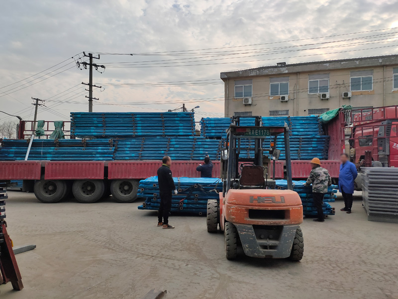 金用護(hù)欄2021年12月21日鋅鋼陽臺(tái)護(hù)欄裝車發(fā)貨！