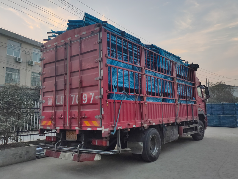 金用護欄2021年12月23日鋅鋼樓梯欄桿裝車發貨！