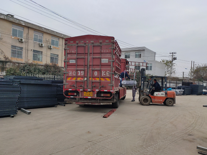 金用護欄2021年12月29日鋅鋼陽臺欄桿裝車發(fā)貨！