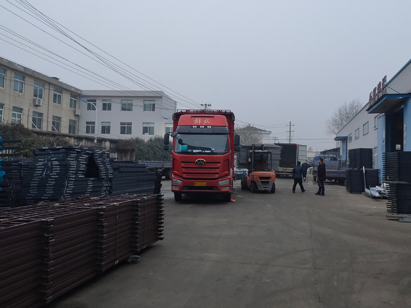 金用護欄2021年12月30日鋅鋼百葉窗裝車發貨！