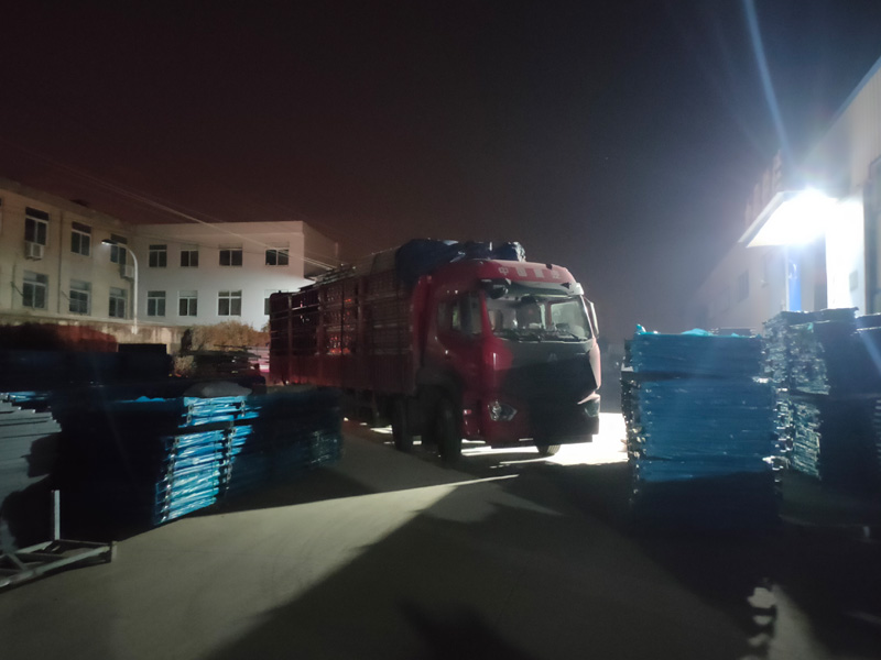 金用護欄2022年1月7日鋅鋼連廊欄桿裝車發(fā)貨！