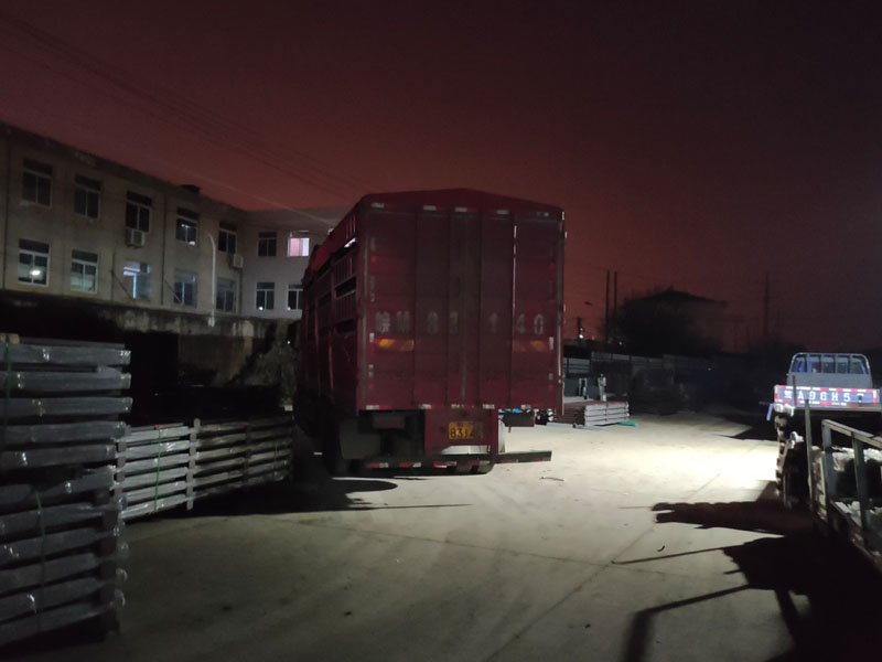 金用護(hù)欄2022年1月14日鋅鋼陽臺(tái)欄桿裝車發(fā)貨！