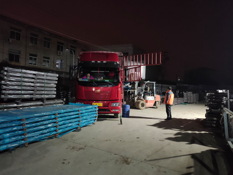 金用護(hù)欄2022年1月17日鋅鋼陽(yáng)臺(tái)欄桿裝車發(fā)貨！