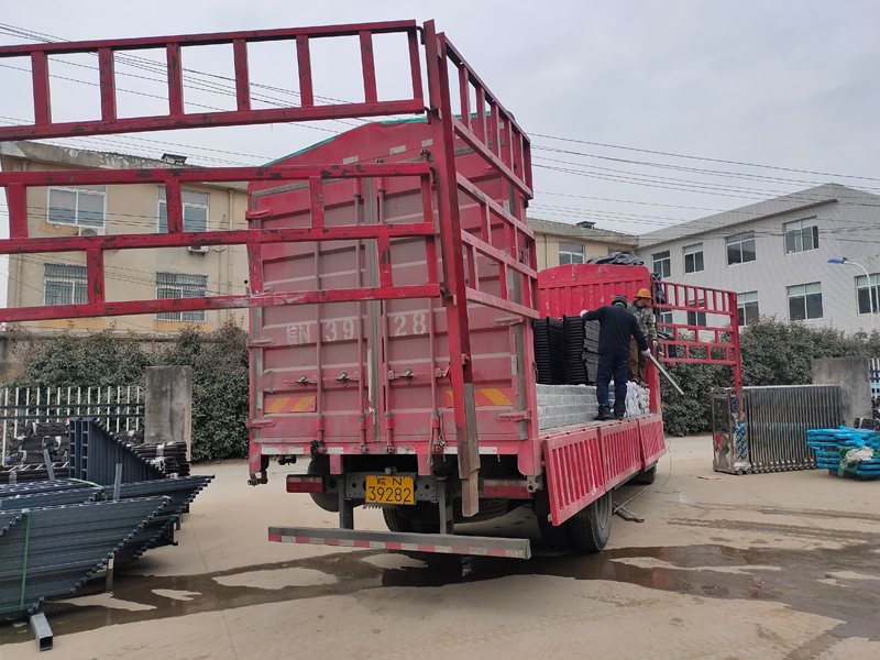 金用護欄2022年1月18日鋅鋼飄窗欄桿裝車發貨! 金用護欄2022年1月18日鋅鋼飄窗欄桿裝車發貨!