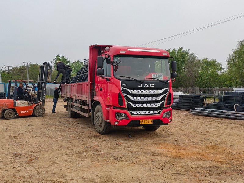 金用護欄2022年4月16日鋅鋼連廊欄桿裝車發(fā)貨！