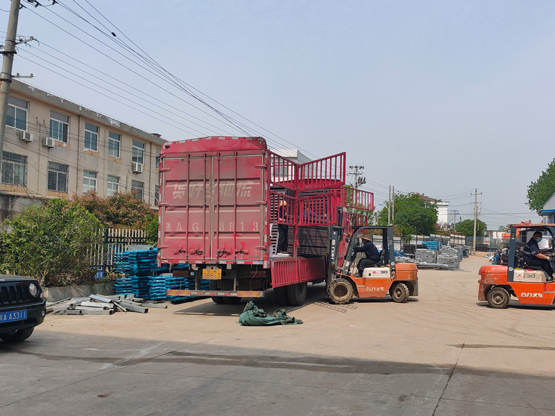 金用護(hù)欄2022年4月22日鋅鋼百葉窗裝車發(fā)貨！