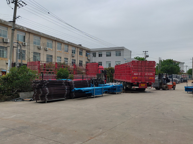 金用護欄2022年5月6日鋅鋼連廊欄桿裝車發貨！