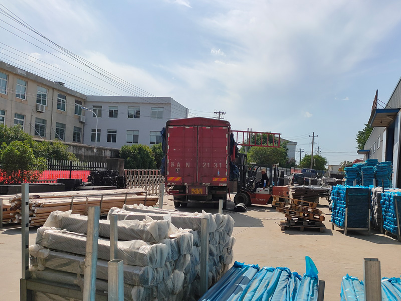 金用護(hù)欄2022年6月13日鋅鋼百葉窗裝車發(fā)貨！