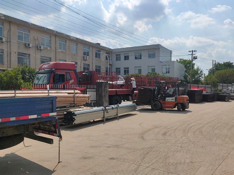 金用護欄2022年6月16日鋅鋼百葉窗裝車發(fā)貨! 金用護欄2022年6月16日鋅鋼百葉窗裝車發(fā)貨!