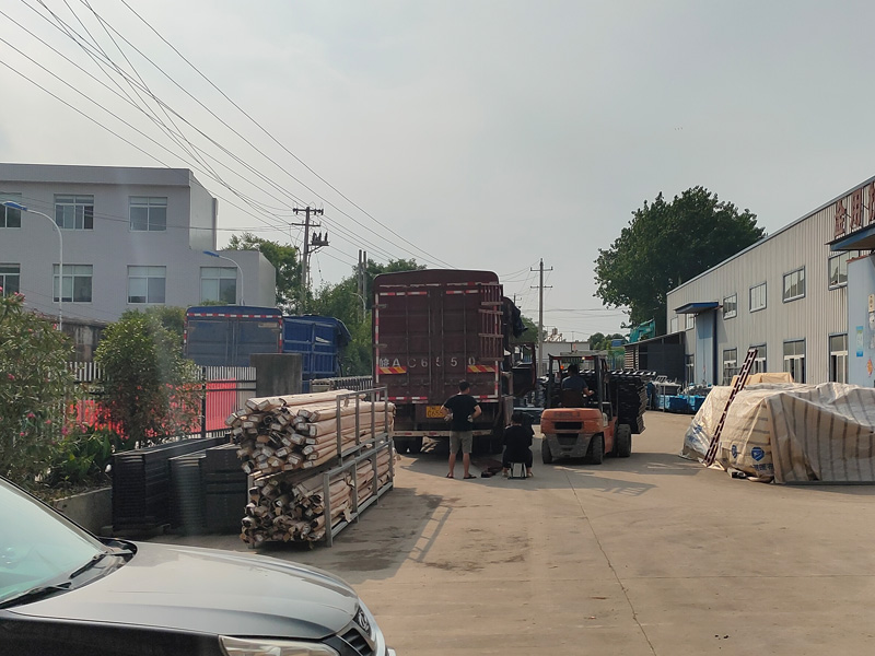 金用護欄2022年6月18日鋅鋼百葉窗裝車發貨！