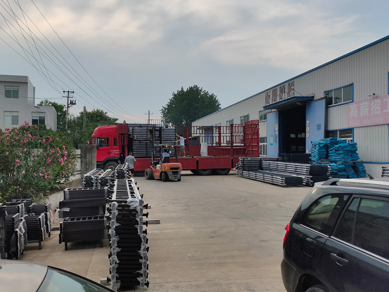 金用護(hù)欄2022年7月16日鋅鋼連廊欄桿裝車發(fā)貨！