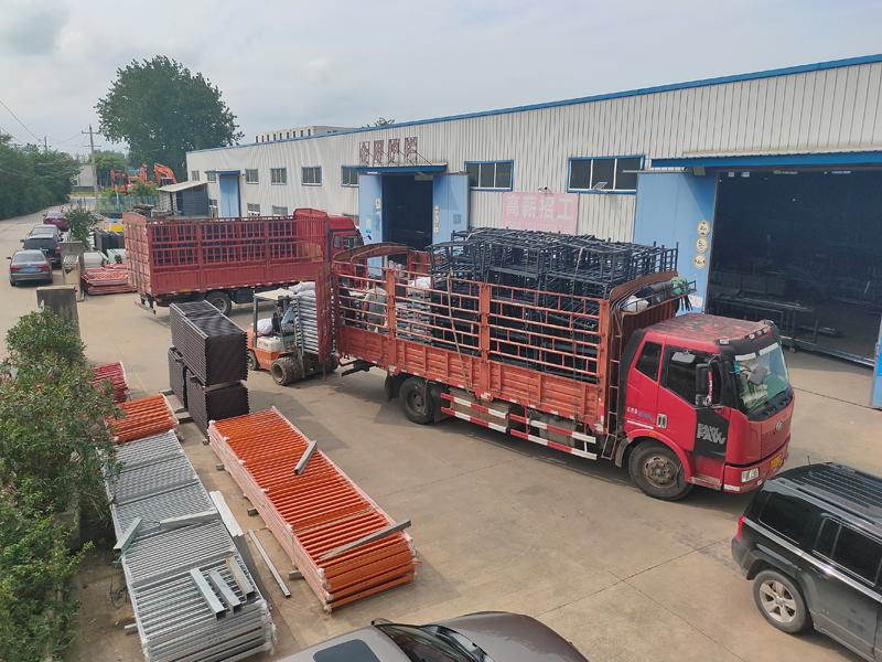 金用護欄2022年7月29日鋅鋼空調欄桿裝車發貨！