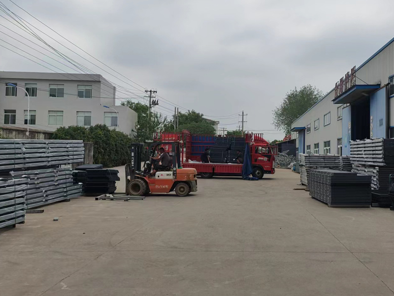 金用護欄2022年8月25日鋁合金百葉窗裝車發貨！