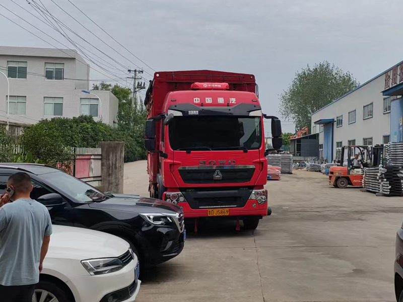 金用護(hù)欄2022年8月29日鋅鋼空調(diào)護(hù)欄裝車發(fā)貨！