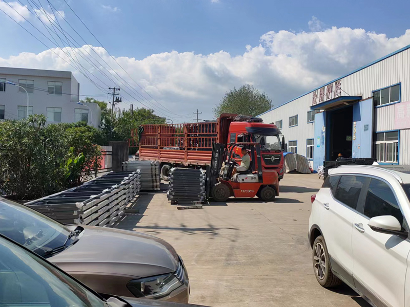 金用護欄2022年9月6日鋅鋼護欄裝車發貨！