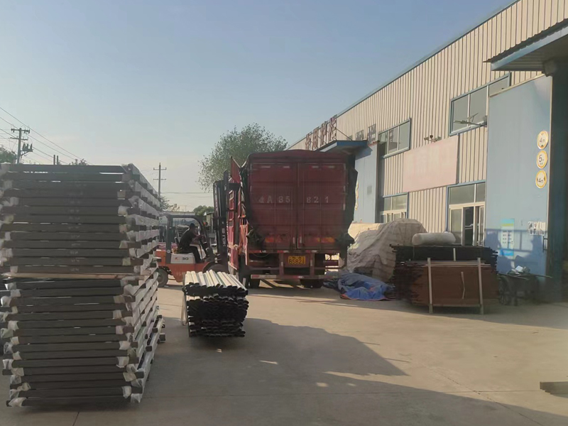 金用護欄2022年9月9日鋅鋼玻璃欄桿裝車發貨！