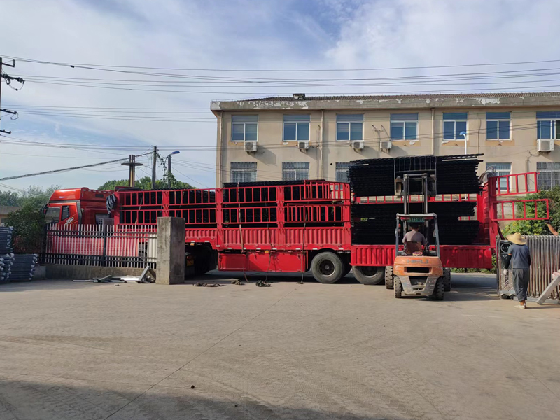 金用護欄2022年9月13日鋅鋼圍墻護欄裝車發貨！