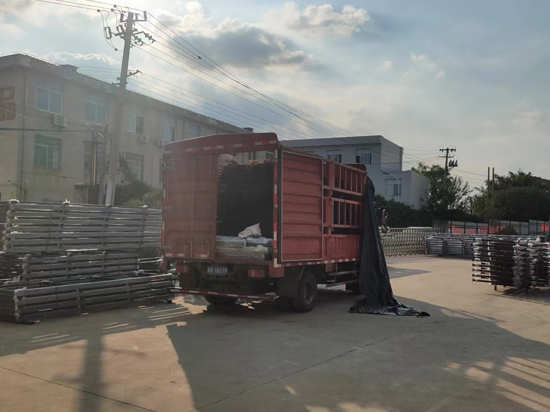 金用護欄2022年9月16日鋅鋼圍墻護欄裝車發貨！