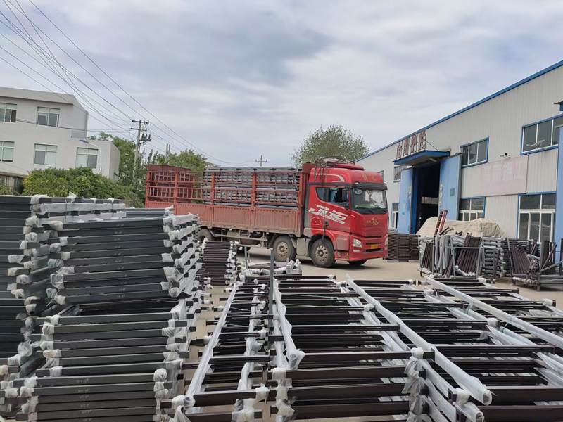 金用護(hù)欄2022年9月22日鋅鋼玻璃欄桿裝車發(fā)貨！