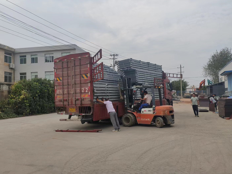 金用護(hù)欄2022年9月26日鋅鋼玻璃欄桿裝車發(fā)貨！