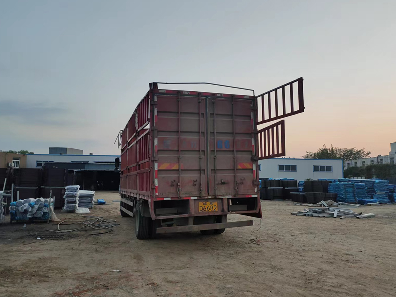 金用護(hù)欄2022年10月20日鋅鋼飄窗欄桿裝車(chē)發(fā)貨！