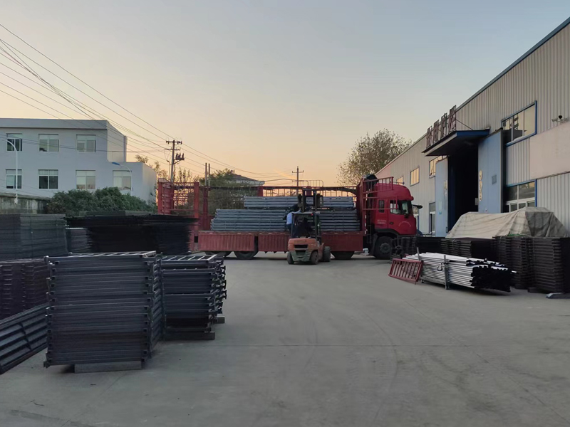 金用護(hù)欄2022年10月24日鋅鋼玻璃欄桿裝車發(fā)貨！