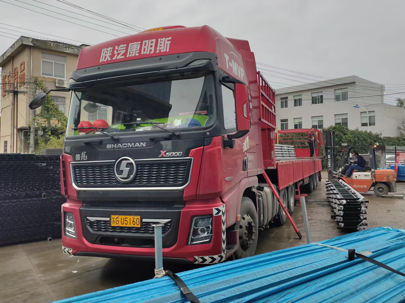 金用護欄2022年11月1日鋅鋼連廊欄桿裝車發(fā)貨！