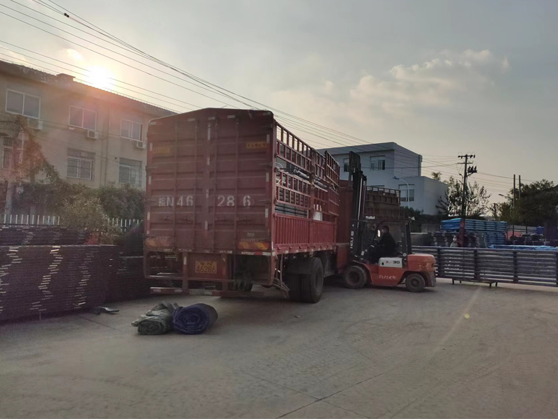 金用護(hù)欄2022年11月8日鋅鋼玻璃護(hù)欄裝車(chē)發(fā)貨！